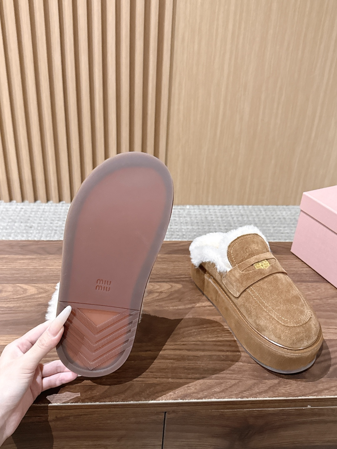 MIU MIU缪缪秋冬新款 金币 厚底 羊毛 乐福鞋 半拖 这款Miu Miu秋冬钱币半拖乐福鞋,高丝光牛皮+真羊毛内里 MIU MIU缪缪秋冬新款 金币 厚底 羊毛 乐福鞋 半拖 这款Miu Miu秋冬钱币半拖乐福鞋,高丝光牛皮+真羊毛内里