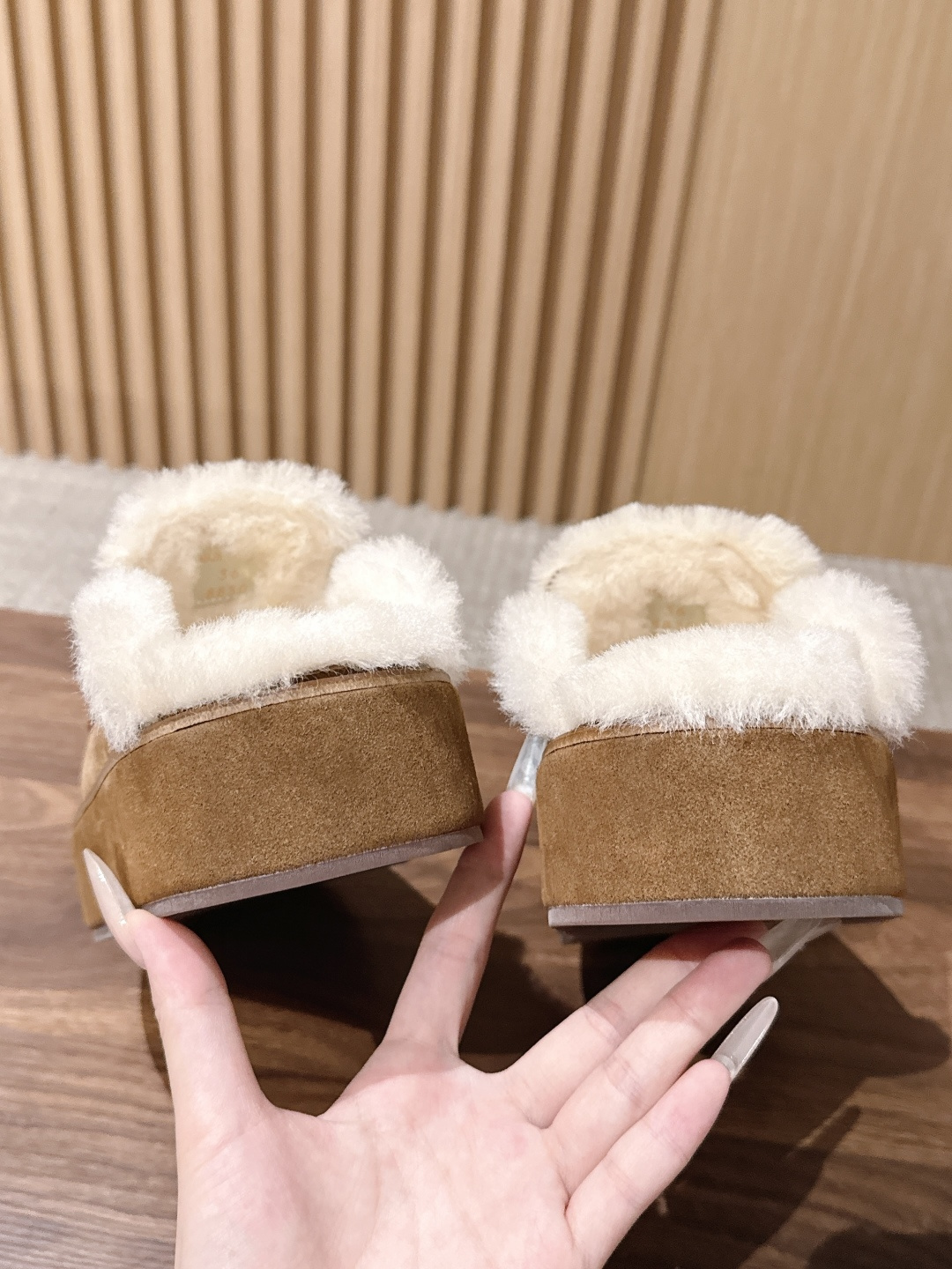 MIU MIU缪缪秋冬新款 金币 厚底 羊毛 乐福鞋 半拖 这款Miu Miu秋冬钱币半拖乐福鞋,高丝光牛皮+真羊毛内里 MIU MIU缪缪秋冬新款 金币 厚底 羊毛 乐福鞋 半拖 这款Miu Miu秋冬钱币半拖乐福鞋,高丝光牛皮+真羊毛内里