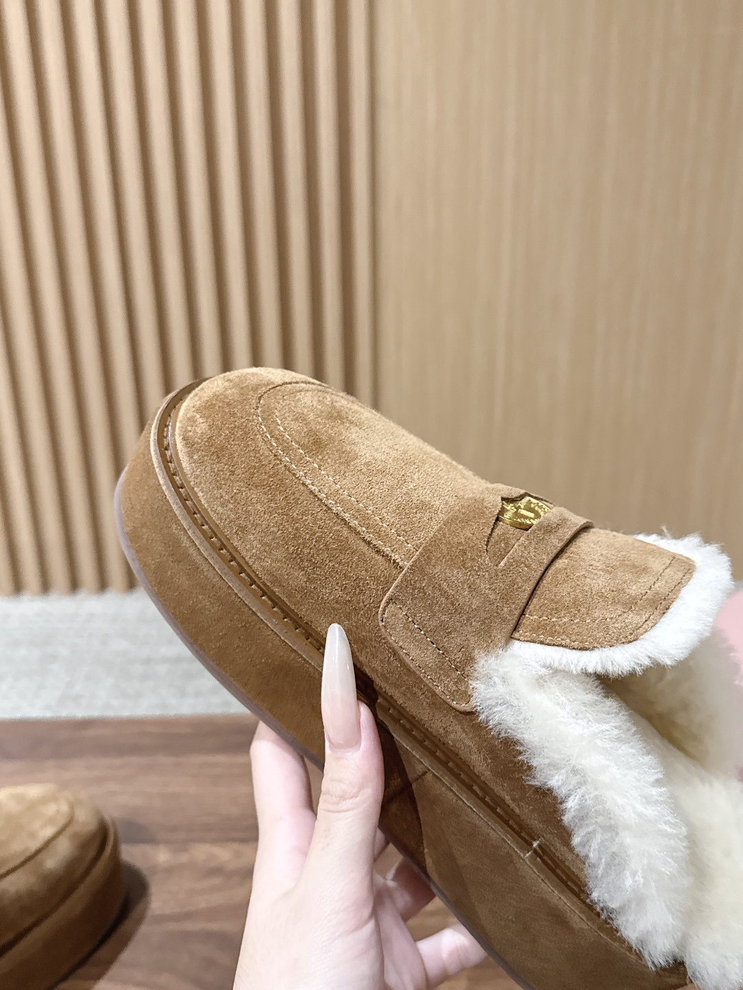 MIU MIU缪缪秋冬新款 金币 厚底 羊毛 乐福鞋 半拖 这款Miu Miu秋冬钱币半拖乐福鞋,高丝光牛皮+真羊毛内里 MIU MIU缪缪秋冬新款 金币 厚底 羊毛 乐福鞋 半拖 这款Miu Miu秋冬钱币半拖乐福鞋,高丝光牛皮+真羊毛内里