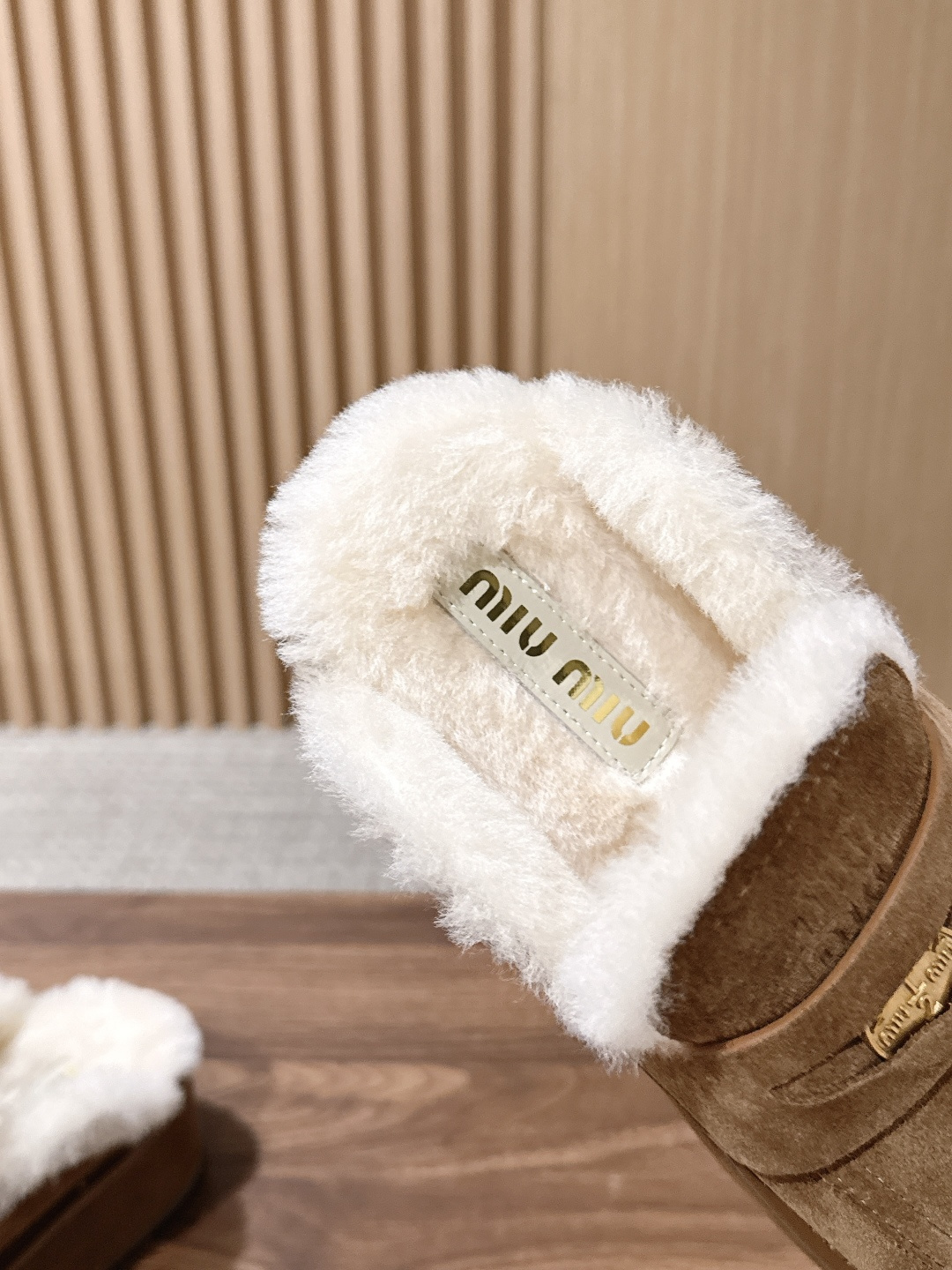 MIU MIU缪缪秋冬新款 金币 厚底 羊毛 乐福鞋 半拖 这款Miu Miu秋冬钱币半拖乐福鞋,高丝光牛皮+真羊毛内里 MIU MIU缪缪秋冬新款 金币 厚底 羊毛 乐福鞋 半拖 这款Miu Miu秋冬钱币半拖乐福鞋,高丝光牛皮+真羊毛内里