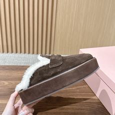 MIU MIU缪缪秋冬新款 金币 厚底 羊毛 乐福鞋 半拖 这款Miu Miu秋冬钱币半拖乐福鞋,高丝光牛皮+真羊毛内里 MIU MIU缪缪秋冬新款 金币 厚底 羊毛 乐福鞋 半拖 这款Miu Miu秋冬钱币半拖乐福鞋,高丝光牛皮+真羊毛内里