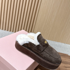 MIU MIU缪缪秋冬新款 金币 厚底 羊毛 乐福鞋 半拖 这款Miu Miu秋冬钱币半拖乐福鞋,高丝光牛皮+真羊毛内里 MIU MIU缪缪秋冬新款 金币 厚底 羊毛 乐福鞋 半拖 这款Miu Miu秋冬钱币半拖乐福鞋,高丝光牛皮+真羊毛内里