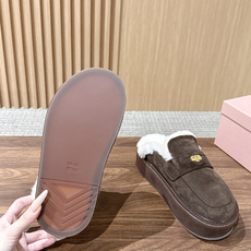 MIU MIU缪缪秋冬新款 金币 厚底 羊毛 乐福鞋 半拖 这款Miu Miu秋冬钱币半拖乐福鞋,高丝光牛皮+真羊毛内里 MIU MIU缪缪秋冬新款 金币 厚底 羊毛 乐福鞋 半拖 这款Miu Miu秋冬钱币半拖乐福鞋,高丝光牛皮+真羊毛内里