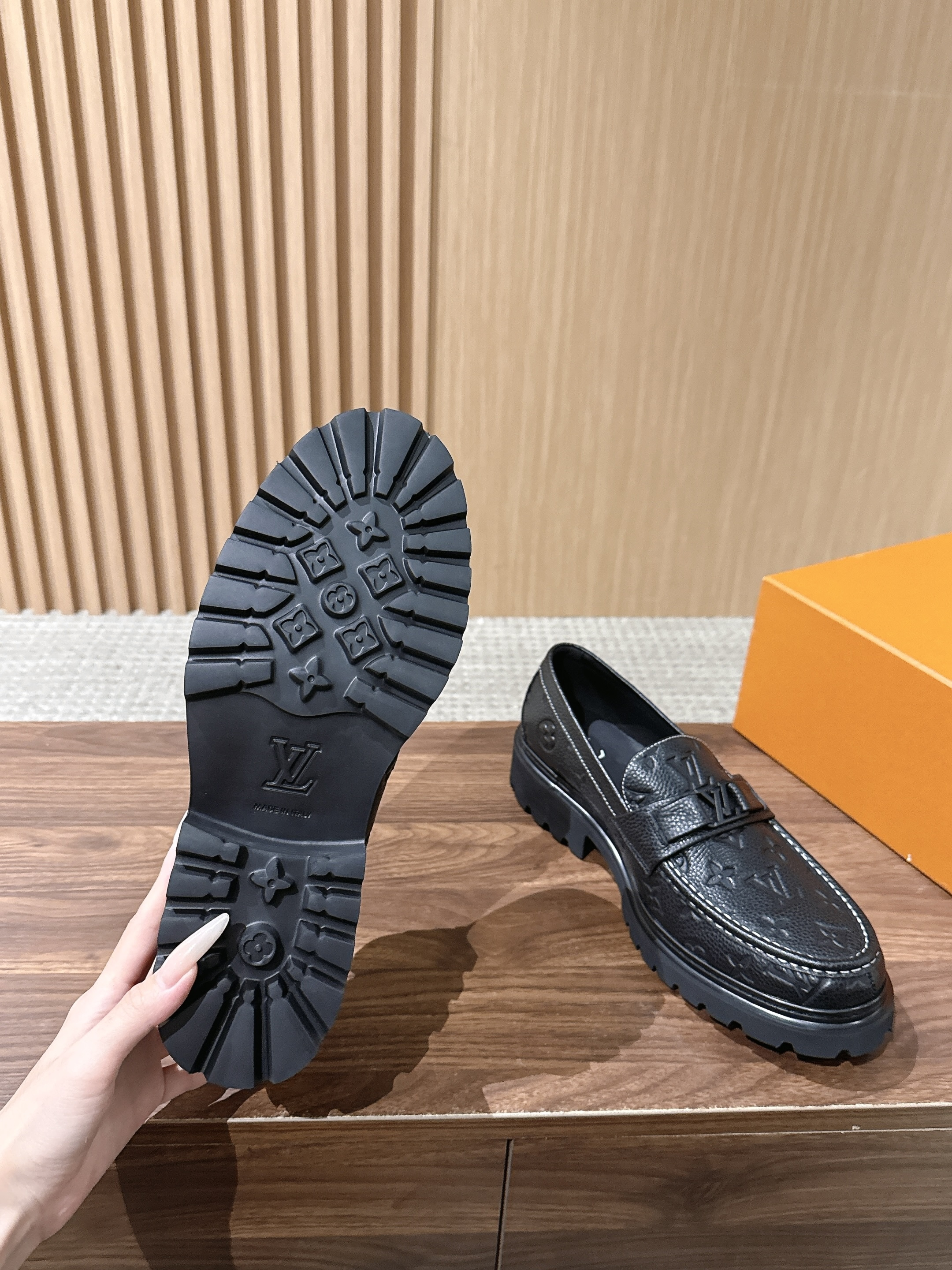 LV Major 驴牌男士乐福鞋拥有轻盈而厚实的微型外底,为经典设计注入潮流新意。手缝牛皮革鞋面压印大号 Damier LV Major 驴牌男士乐福鞋拥有轻盈而厚实的微型外底,为经典设计注入潮流新意。手缝牛皮革鞋面压印大号 Damier