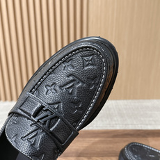 LV Major 驴牌男士乐福鞋拥有轻盈而厚实的微型外底,为经典设计注入潮流新意。手缝牛皮革鞋面压印大号 Damier LV Major 驴牌男士乐福鞋拥有轻盈而厚实的微型外底,为经典设计注入潮流新意。手缝牛皮革鞋面压印大号 Damier