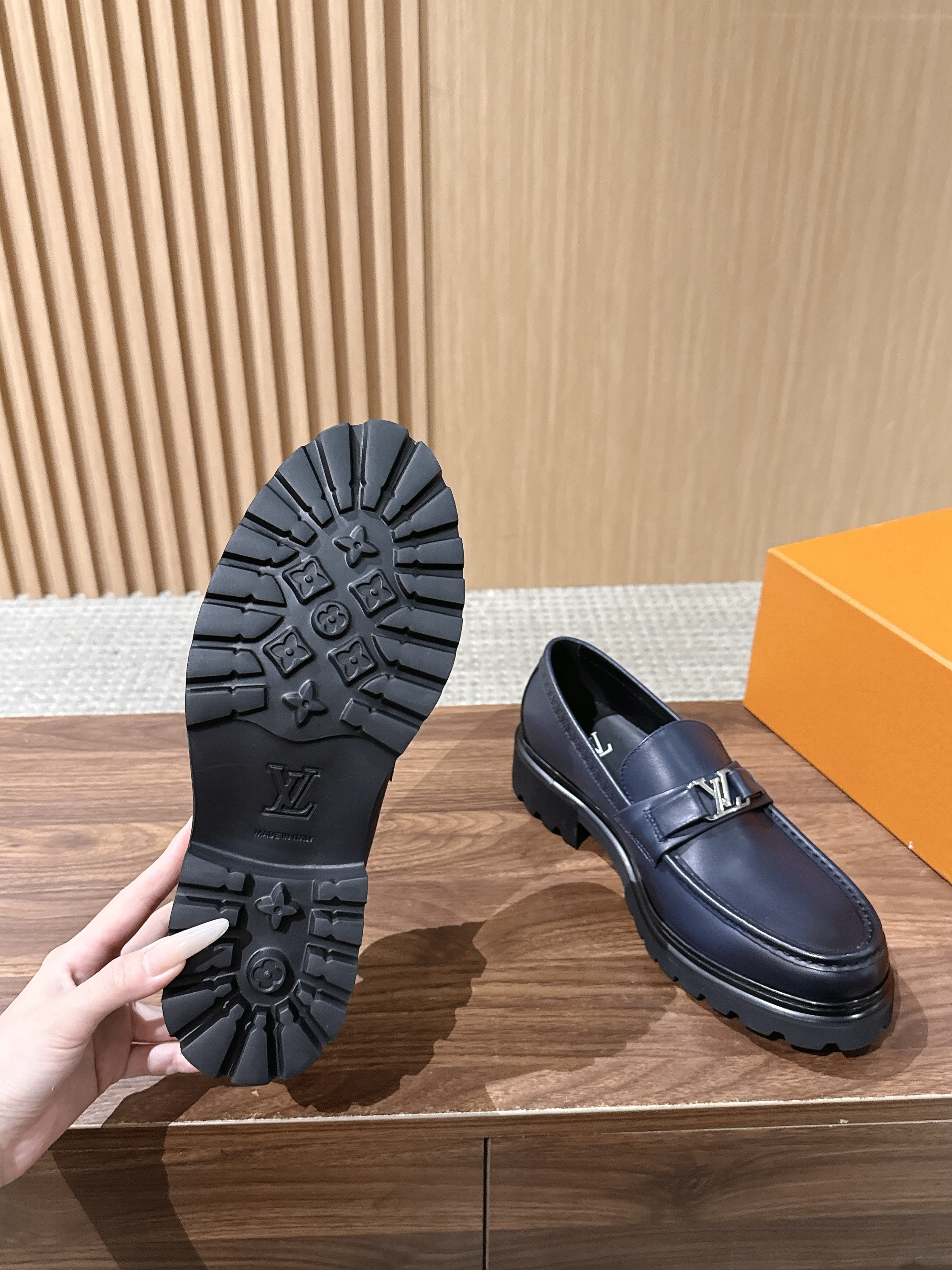 LV Major 驴牌男士乐福鞋拥有轻盈而厚实的微型外底,为经典设计注入潮流新意。手缝牛皮革鞋面压印大号 Damier LV Major 驴牌男士乐福鞋拥有轻盈而厚实的微型外底,为经典设计注入潮流新意。手缝牛皮革鞋面压印大号 Damier