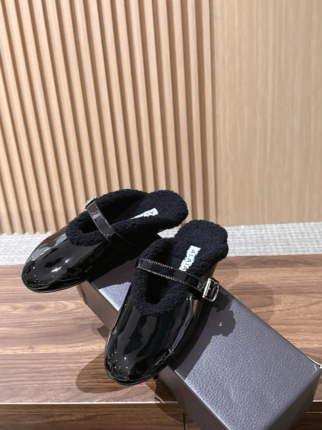 ALAIA#阿莱亚秋冬走秀款平底羊毛半拖 章小蕙同款 甜酷仙女风 人气超高的一款毛里平底鞋,浪漫又迷人 舒适百搭❗️配上 ALAIA#阿莱亚秋冬走秀款平底羊毛半拖 章小蕙同款 甜酷仙女风 人气超高的一款毛里平底鞋,浪漫又迷人 舒适百搭❗️配上