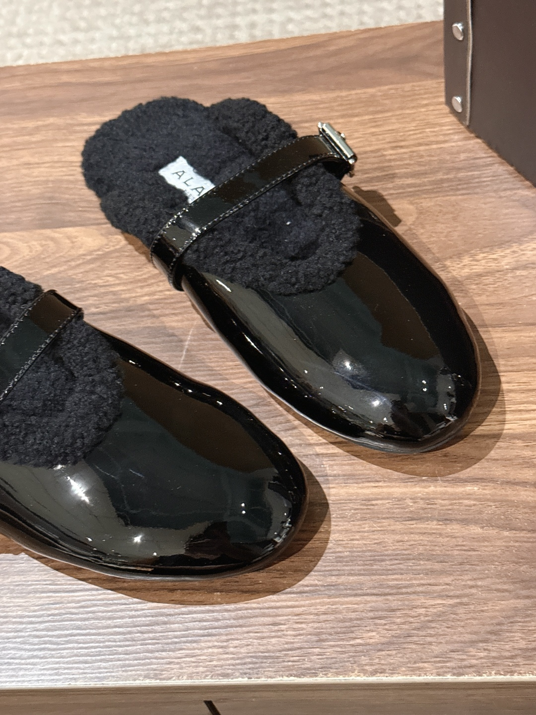 ALAIA#阿莱亚秋冬走秀款平底羊毛半拖 章小蕙同款 甜酷仙女风 人气超高的一款毛里平底鞋,浪漫又迷人 舒适百搭❗️配上 ALAIA#阿莱亚秋冬走秀款平底羊毛半拖 章小蕙同款 甜酷仙女风 人气超高的一款毛里平底鞋,浪漫又迷人 舒适百搭❗️配上