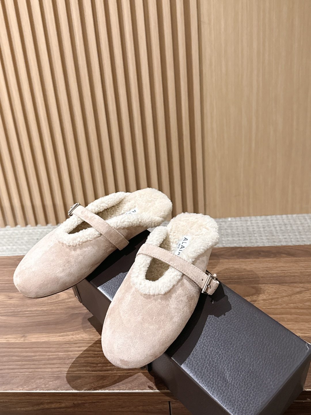 ALAIA#阿莱亚秋冬走秀款平底羊毛半拖 章小蕙同款 甜酷仙女风 人气超高的一款毛里平底鞋，浪漫又迷人 舒适百搭❗️配上