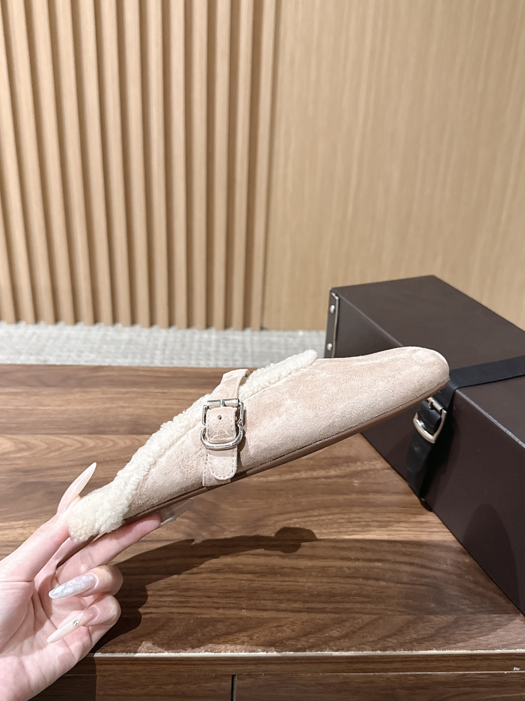 ALAIA#阿莱亚秋冬走秀款平底羊毛半拖 章小蕙同款 甜酷仙女风 人气超高的一款毛里平底鞋，浪漫又迷人 舒适百搭❗️配上