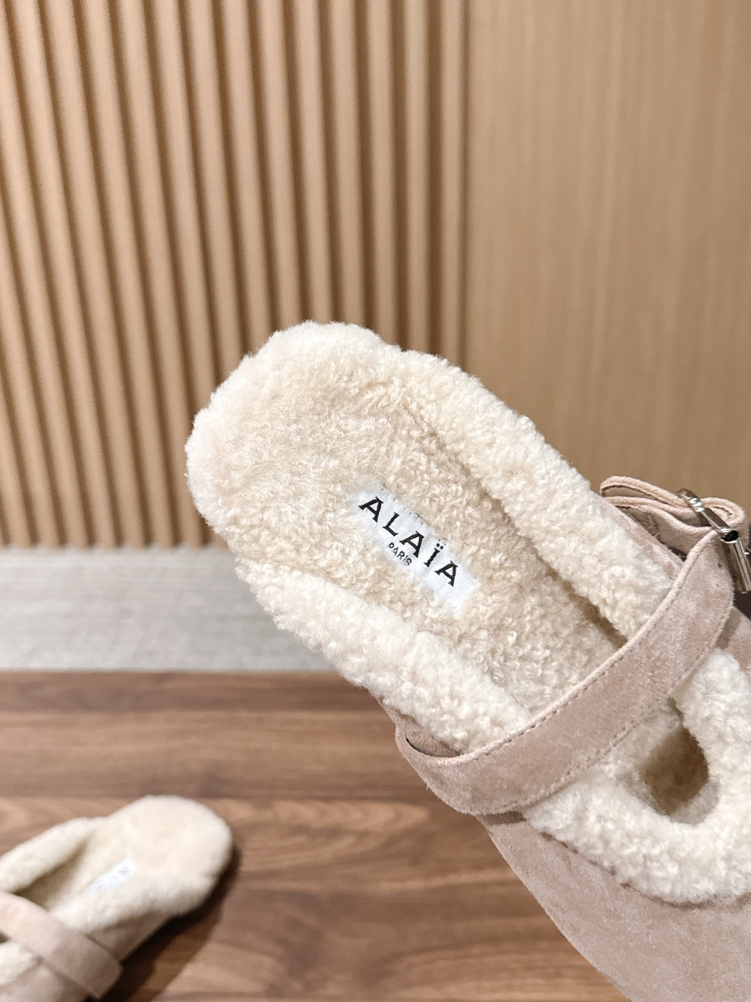 ALAIA#阿莱亚秋冬走秀款平底羊毛半拖 章小蕙同款 甜酷仙女风 人气超高的一款毛里平底鞋，浪漫又迷人 舒适百搭❗️配上
