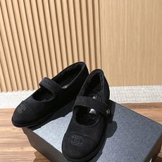 CHANEL 香奈儿秋冬新款羊毛玛丽珍平底鞋 第一眼看上就被种草了根据天气变化自由穿搭!套上袜套春夏秒变可爱单鞋!秒变 CHANEL 香奈儿秋冬新款羊毛玛丽珍平底鞋 第一眼看上就被种草了根据天气变化自由穿搭!套上袜套春夏秒变可爱单鞋!秒变