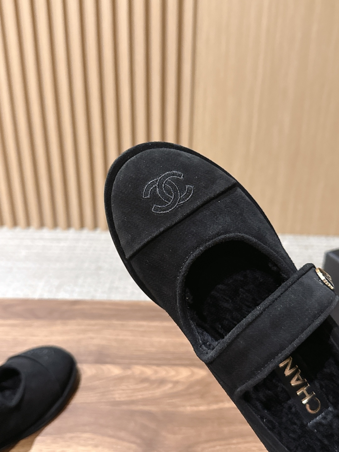 CHANEL 香奈儿秋冬新款羊毛玛丽珍平底鞋 第一眼看上就被种草了根据天气变化自由穿搭!套上袜套春夏秒变可爱单鞋!秒变 CHANEL 香奈儿秋冬新款羊毛玛丽珍平底鞋 第一眼看上就被种草了根据天气变化自由穿搭!套上袜套春夏秒变可爱单鞋!秒变