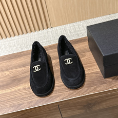 CHANEL 香奈儿秋冬新款羊毛玛丽珍平底鞋 第一眼看上就被种草了根据天气变化自由穿搭!套上袜套春夏秒变可爱单鞋!秒变 CHANEL 香奈儿秋冬新款羊毛玛丽珍平底鞋 第一眼看上就被种草了根据天气变化自由穿搭!套上袜套春夏秒变可爱单鞋!秒变