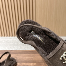 CHANEL 香奈儿秋冬新款羊毛玛丽珍平底鞋 第一眼看上就被种草了根据天气变化自由穿搭!套上袜套春夏秒变可爱单鞋!秒变 CHANEL 香奈儿秋冬新款羊毛玛丽珍平底鞋 第一眼看上就被种草了根据天气变化自由穿搭!套上袜套春夏秒变可爱单鞋!秒变