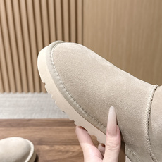 【薄底】UGG 呦叽叽2026秋冬新款 极简设计羊毛里雪地靴 像一只被剪去所有装饰的旧毛绒玩具——圆头钝拙如被反复揉捏过 【薄底】UGG 呦叽叽2026秋冬新款 极简设计羊毛里雪地靴 像一只被剪去所有装饰的旧毛绒玩具——圆头钝拙如被反复揉捏过