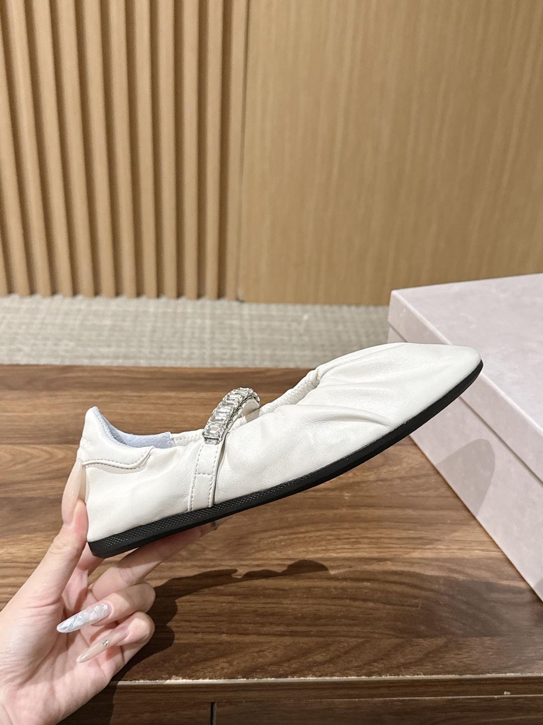 Jimmy Choo | JADE 周仰杰新款缎面芭蕾舞鞋 甄选高级黑缎面，鞋身错落镶嵌水滴水晶 脚背方钻饰带点睛，华丽