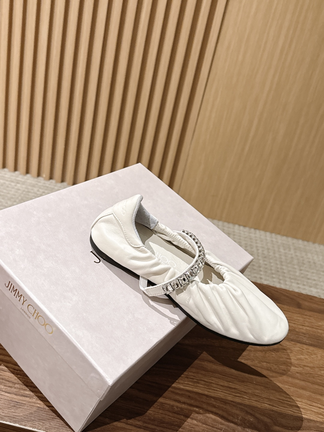 Jimmy Choo | JADE 周仰杰新款缎面芭蕾舞鞋 甄选高级黑缎面，鞋身错落镶嵌水滴水晶 脚背方钻饰带点睛，华丽