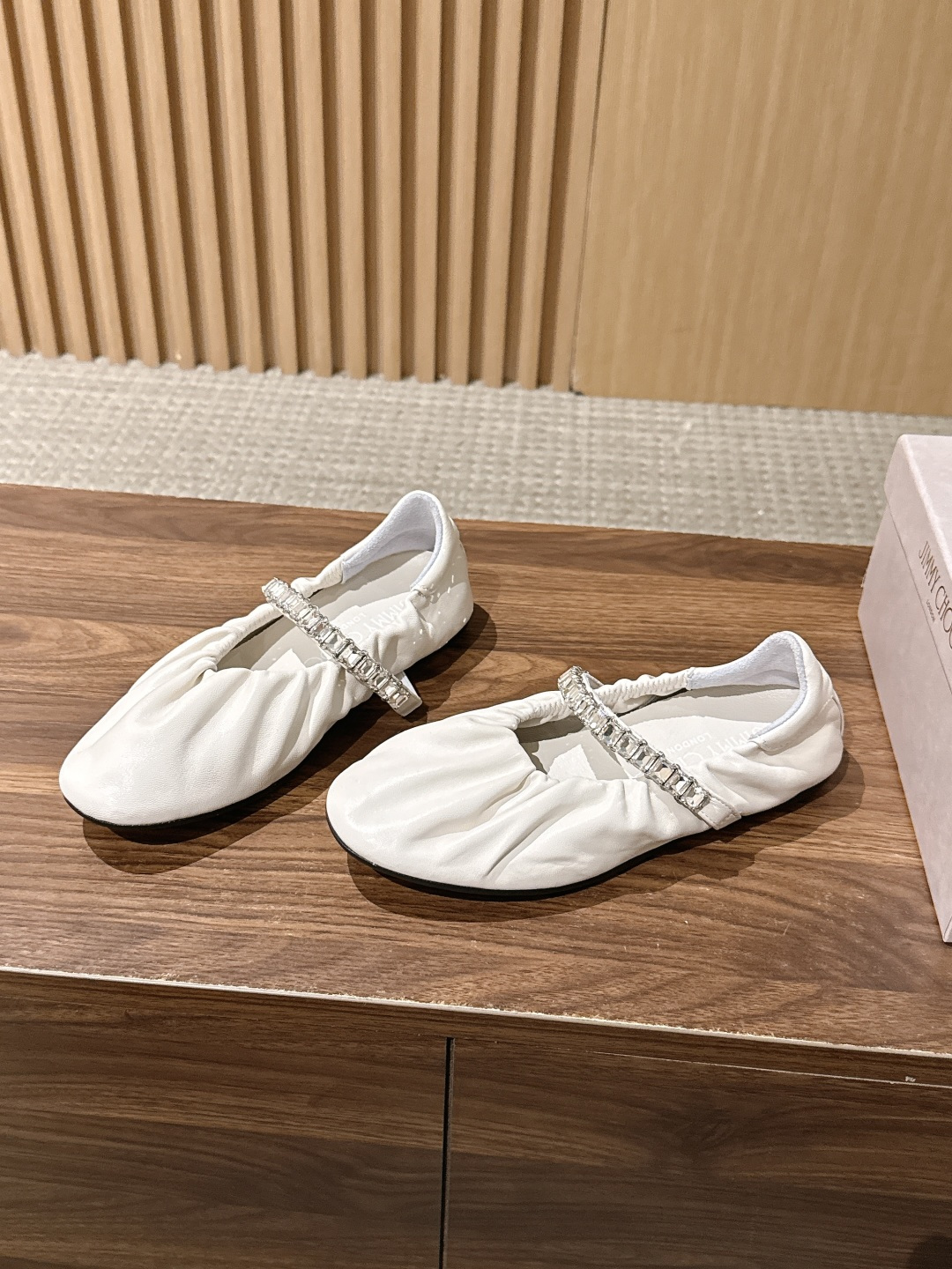 Jimmy Choo | JADE 周仰杰新款缎面芭蕾舞鞋 甄选高级黑缎面，鞋身错落镶嵌水滴水晶 脚背方钻饰带点睛，华丽