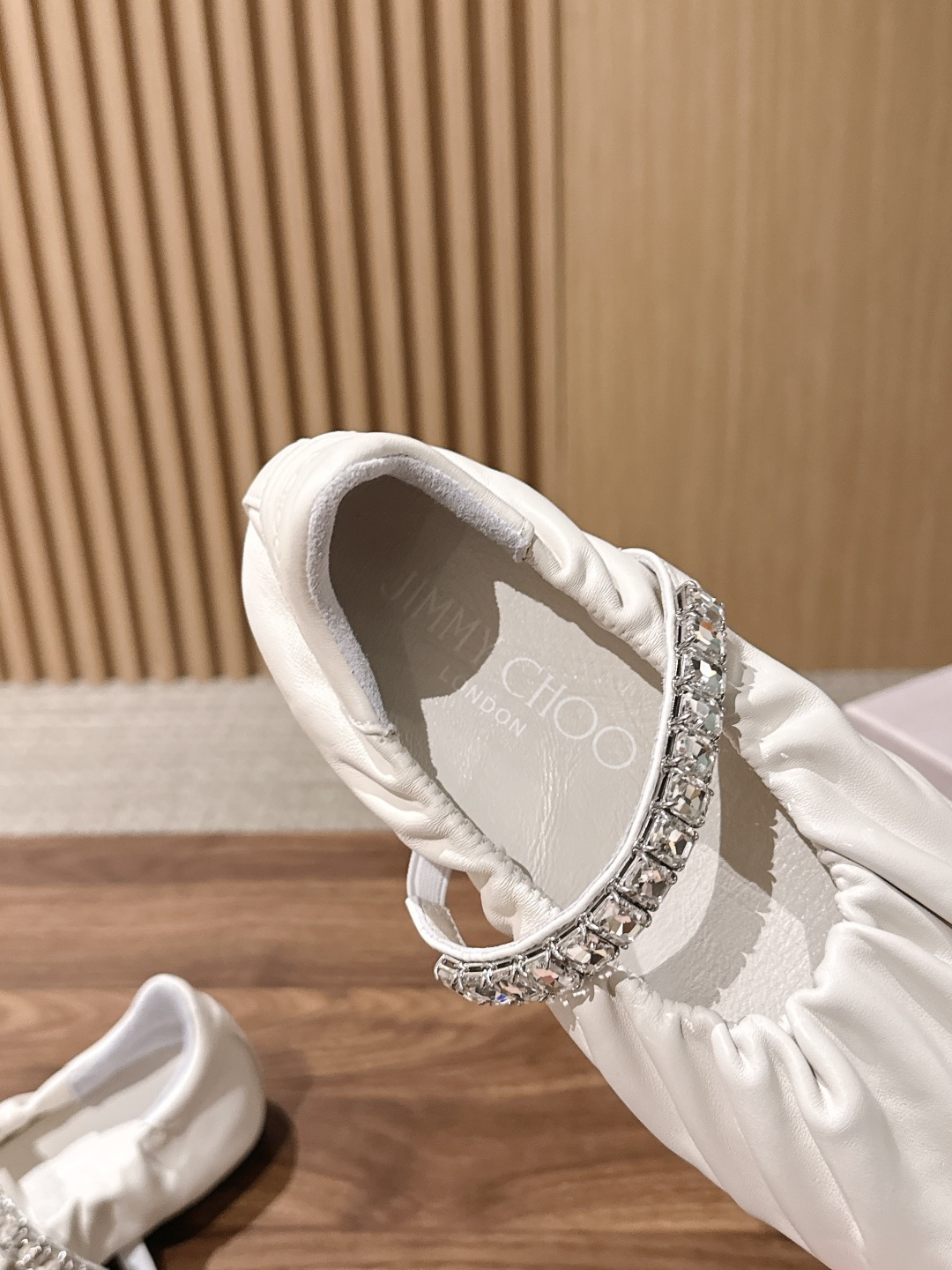 Jimmy Choo | JADE 周仰杰新款缎面芭蕾舞鞋 甄选高级黑缎面，鞋身错落镶嵌水滴水晶 脚背方钻饰带点睛，华丽