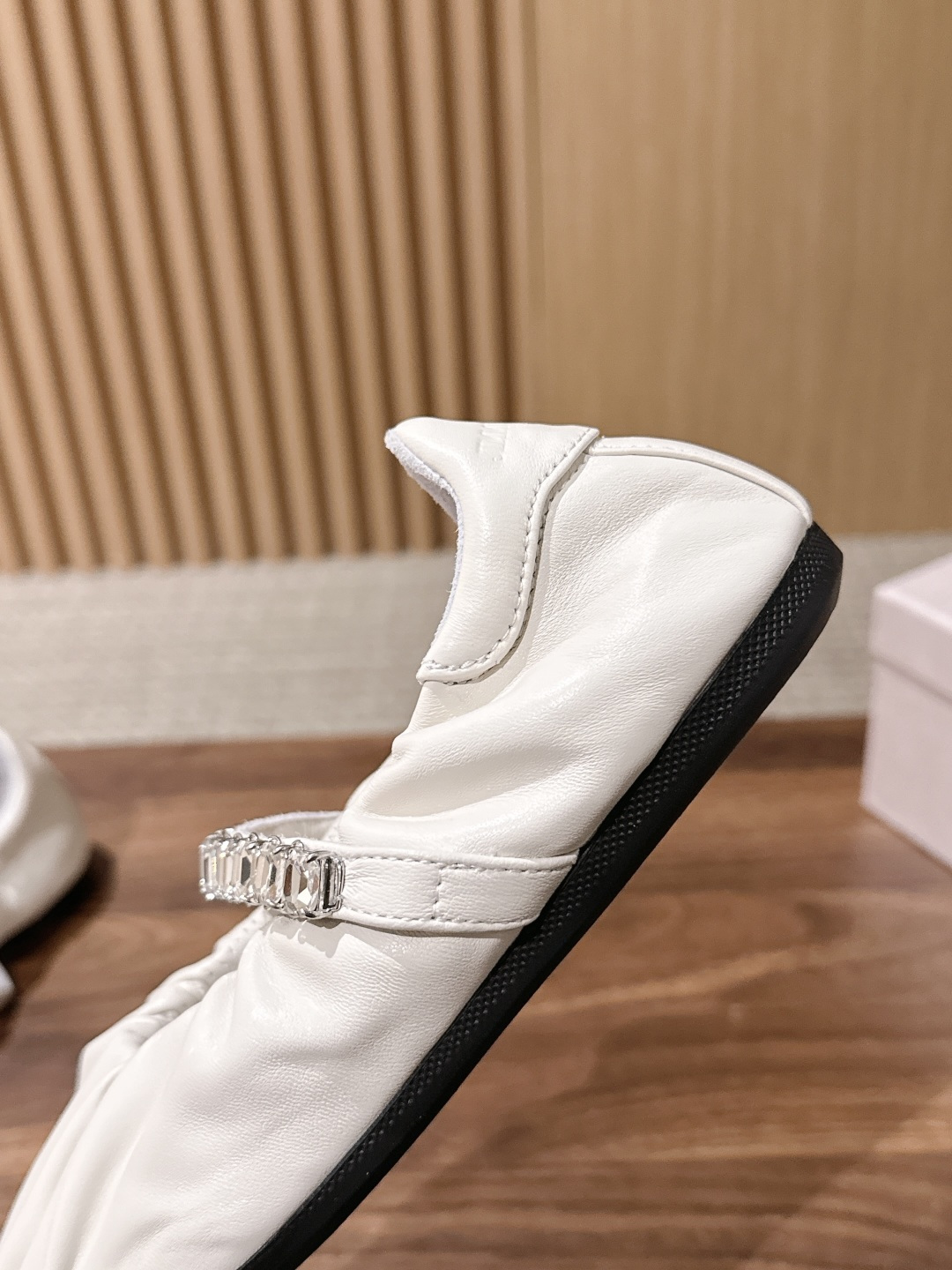 Jimmy Choo | JADE 周仰杰新款缎面芭蕾舞鞋 甄选高级黑缎面，鞋身错落镶嵌水滴水晶 脚背方钻饰带点睛，华丽