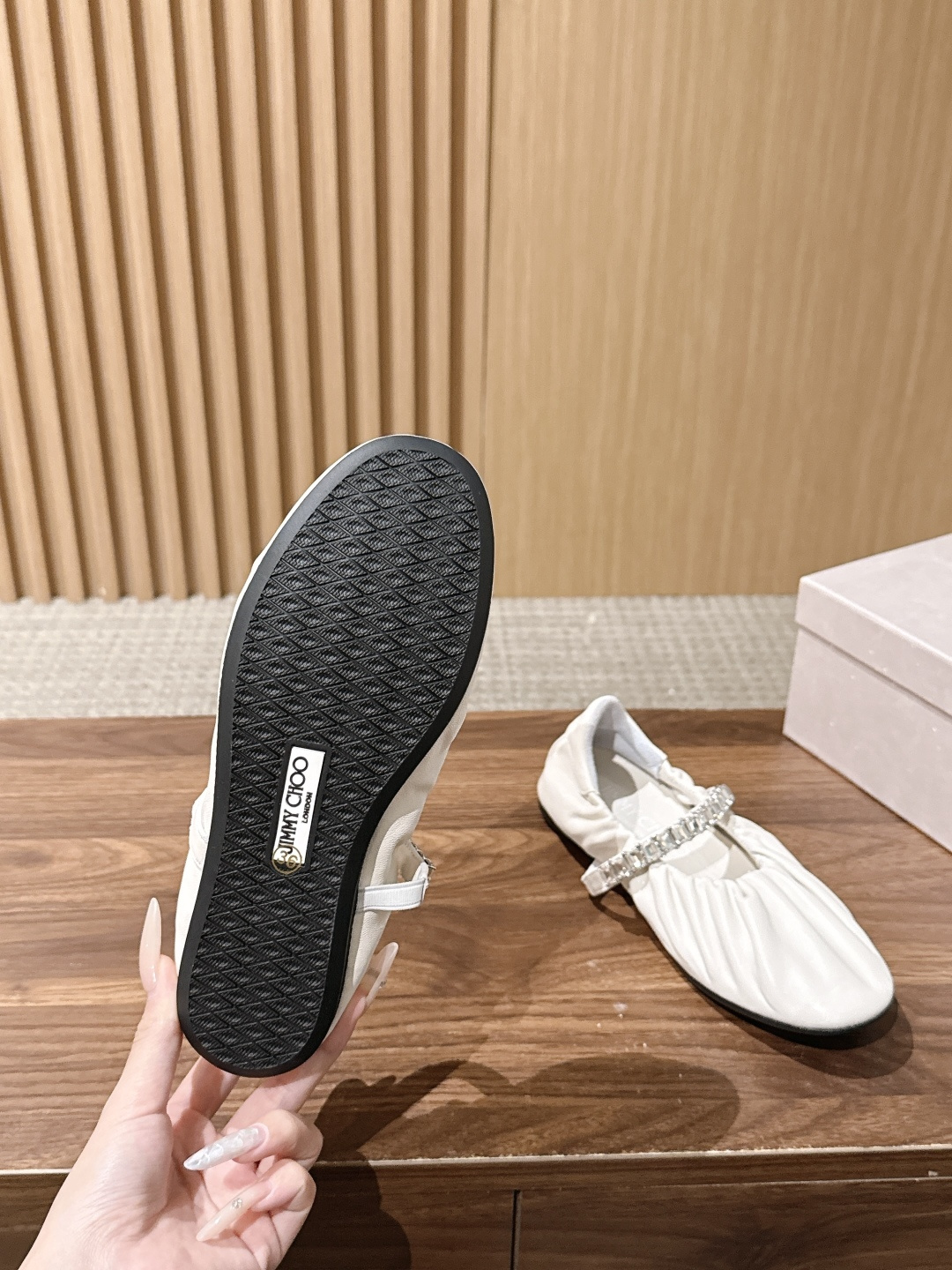 Jimmy Choo | JADE 周仰杰新款缎面芭蕾舞鞋 甄选高级黑缎面，鞋身错落镶嵌水滴水晶 脚背方钻饰带点睛，华丽
