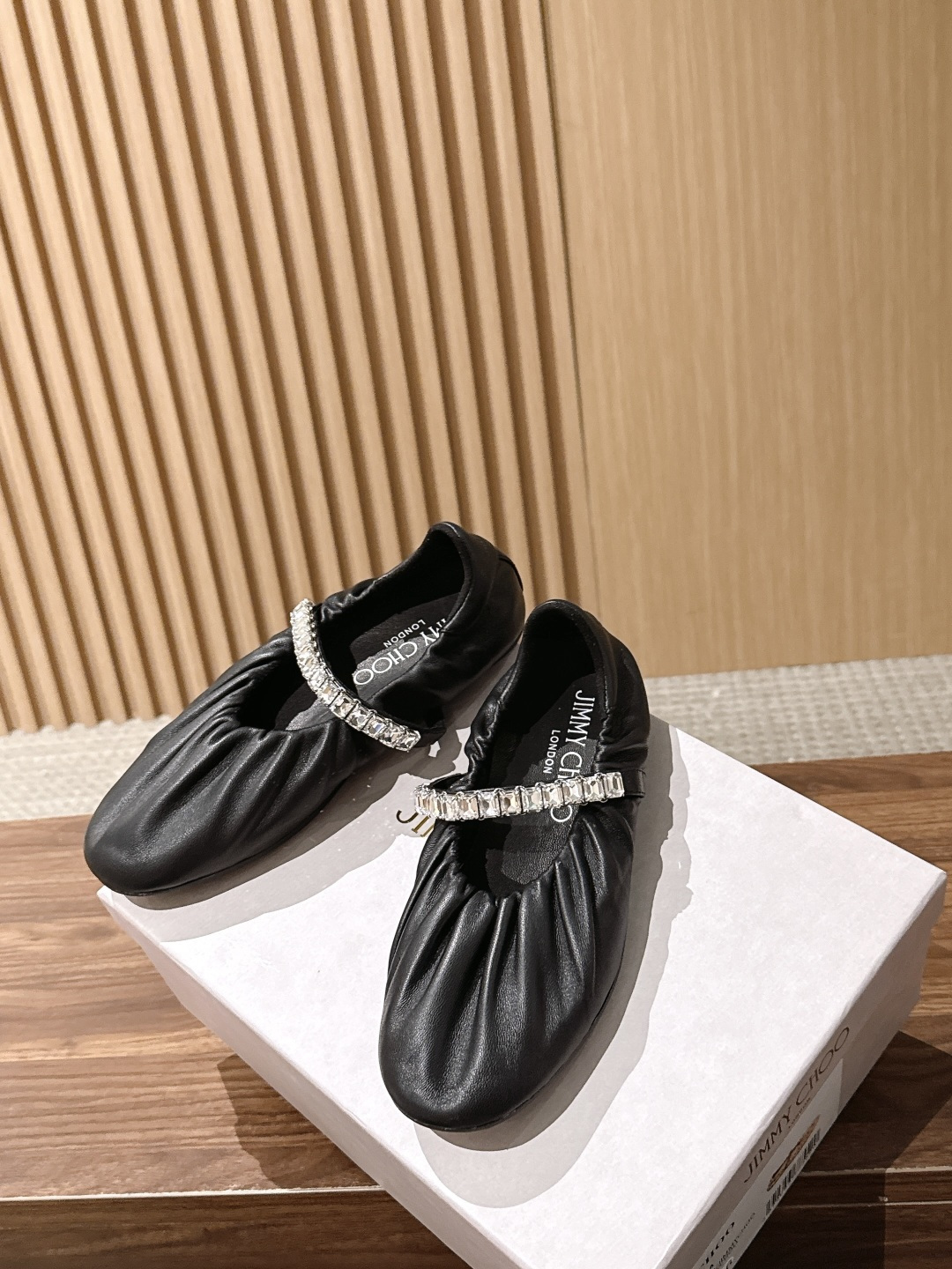 Jimmy Choo | JADE 周仰杰新款缎面芭蕾舞鞋 甄选高级黑缎面,鞋身错落镶嵌水滴水晶 脚背方钻饰带点睛,华丽 Jimmy Choo | JADE 周仰杰新款缎面芭蕾舞鞋 甄选高级黑缎面,鞋身错落镶嵌水滴水晶 脚背方钻饰带点睛,华丽