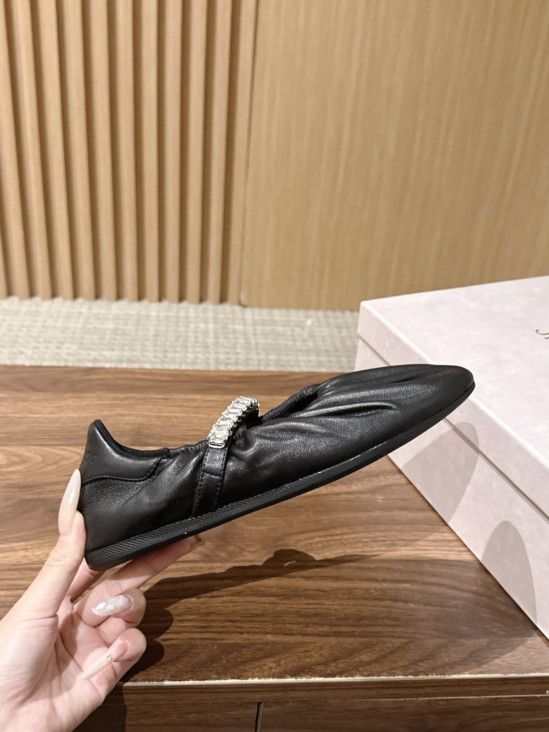 Jimmy Choo | JADE 周仰杰新款缎面芭蕾舞鞋 甄选高级黑缎面,鞋身错落镶嵌水滴水晶 脚背方钻饰带点睛,华丽 Jimmy Choo | JADE 周仰杰新款缎面芭蕾舞鞋 甄选高级黑缎面,鞋身错落镶嵌水滴水晶 脚背方钻饰带点睛,华丽