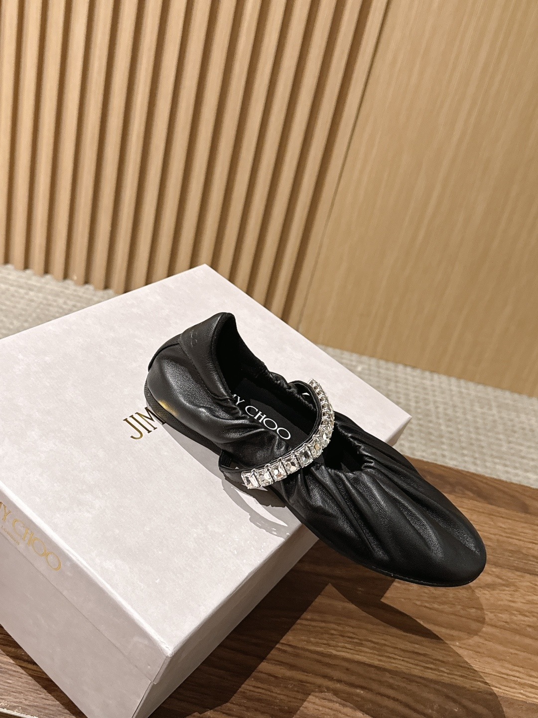Jimmy Choo | JADE 周仰杰新款缎面芭蕾舞鞋 甄选高级黑缎面,鞋身错落镶嵌水滴水晶 脚背方钻饰带点睛,华丽 Jimmy Choo | JADE 周仰杰新款缎面芭蕾舞鞋 甄选高级黑缎面,鞋身错落镶嵌水滴水晶 脚背方钻饰带点睛,华丽