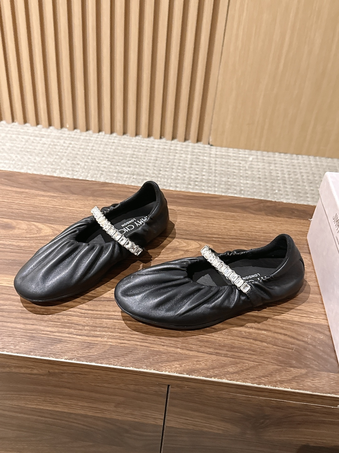 Jimmy Choo | JADE 周仰杰新款缎面芭蕾舞鞋 甄选高级黑缎面,鞋身错落镶嵌水滴水晶 脚背方钻饰带点睛,华丽 Jimmy Choo | JADE 周仰杰新款缎面芭蕾舞鞋 甄选高级黑缎面,鞋身错落镶嵌水滴水晶 脚背方钻饰带点睛,华丽