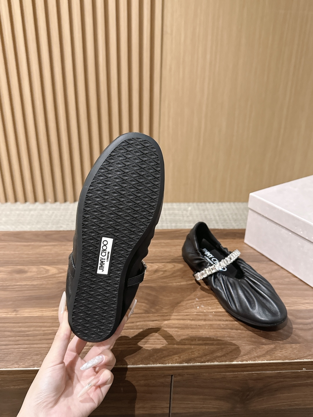 Jimmy Choo | JADE 周仰杰新款缎面芭蕾舞鞋 甄选高级黑缎面,鞋身错落镶嵌水滴水晶 脚背方钻饰带点睛,华丽 Jimmy Choo | JADE 周仰杰新款缎面芭蕾舞鞋 甄选高级黑缎面,鞋身错落镶嵌水滴水晶 脚背方钻饰带点睛,华丽