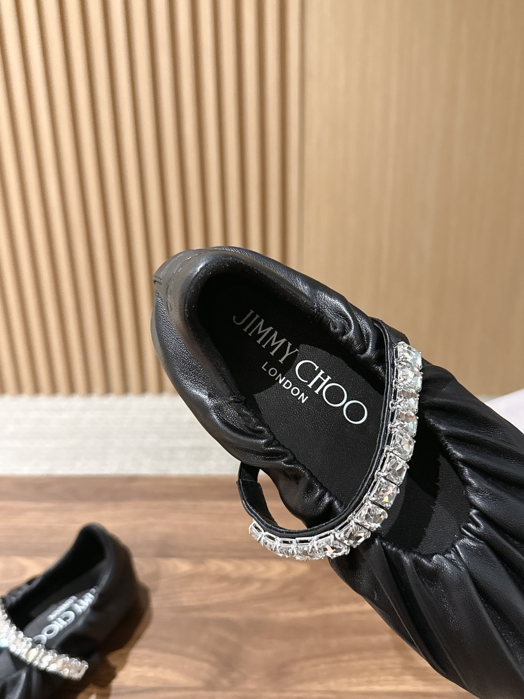 Jimmy Choo | JADE 周仰杰新款缎面芭蕾舞鞋 甄选高级黑缎面,鞋身错落镶嵌水滴水晶 脚背方钻饰带点睛,华丽 Jimmy Choo | JADE 周仰杰新款缎面芭蕾舞鞋 甄选高级黑缎面,鞋身错落镶嵌水滴水晶 脚背方钻饰带点睛,华丽