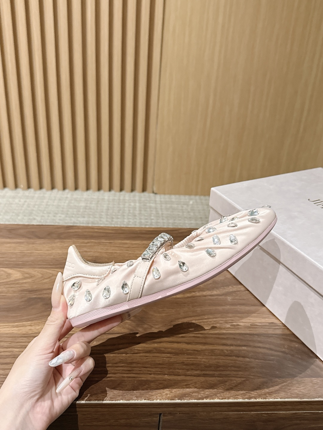 Jimmy Choo | JADE 周仰杰新款缎面芭蕾舞鞋 甄选高级黑缎面，鞋身错落镶嵌水滴水晶 脚背方钻饰带点睛，华丽
