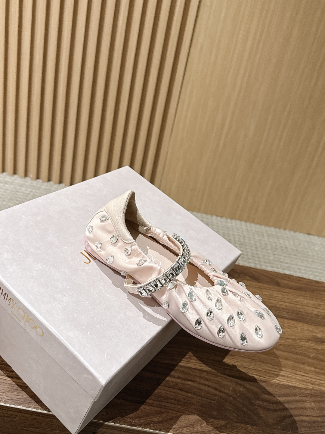 Jimmy Choo | JADE 周仰杰新款缎面芭蕾舞鞋 甄选高级黑缎面，鞋身错落镶嵌水滴水晶 脚背方钻饰带点睛，华丽