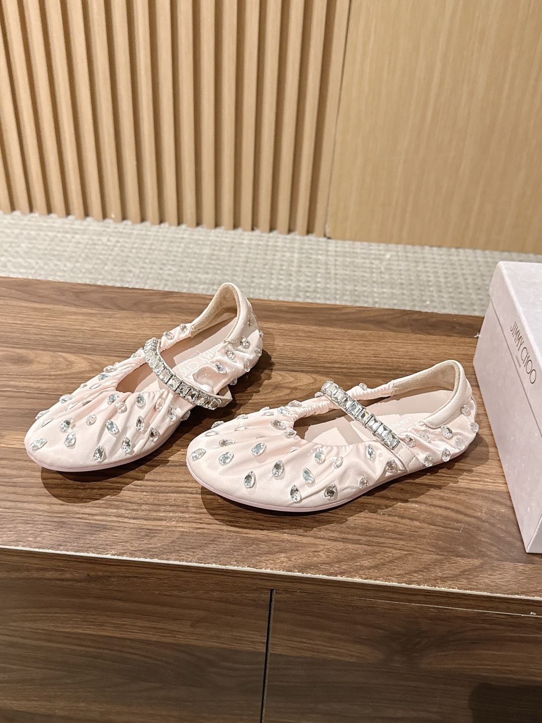 Jimmy Choo | JADE 周仰杰新款缎面芭蕾舞鞋 甄选高级黑缎面，鞋身错落镶嵌水滴水晶 脚背方钻饰带点睛，华丽