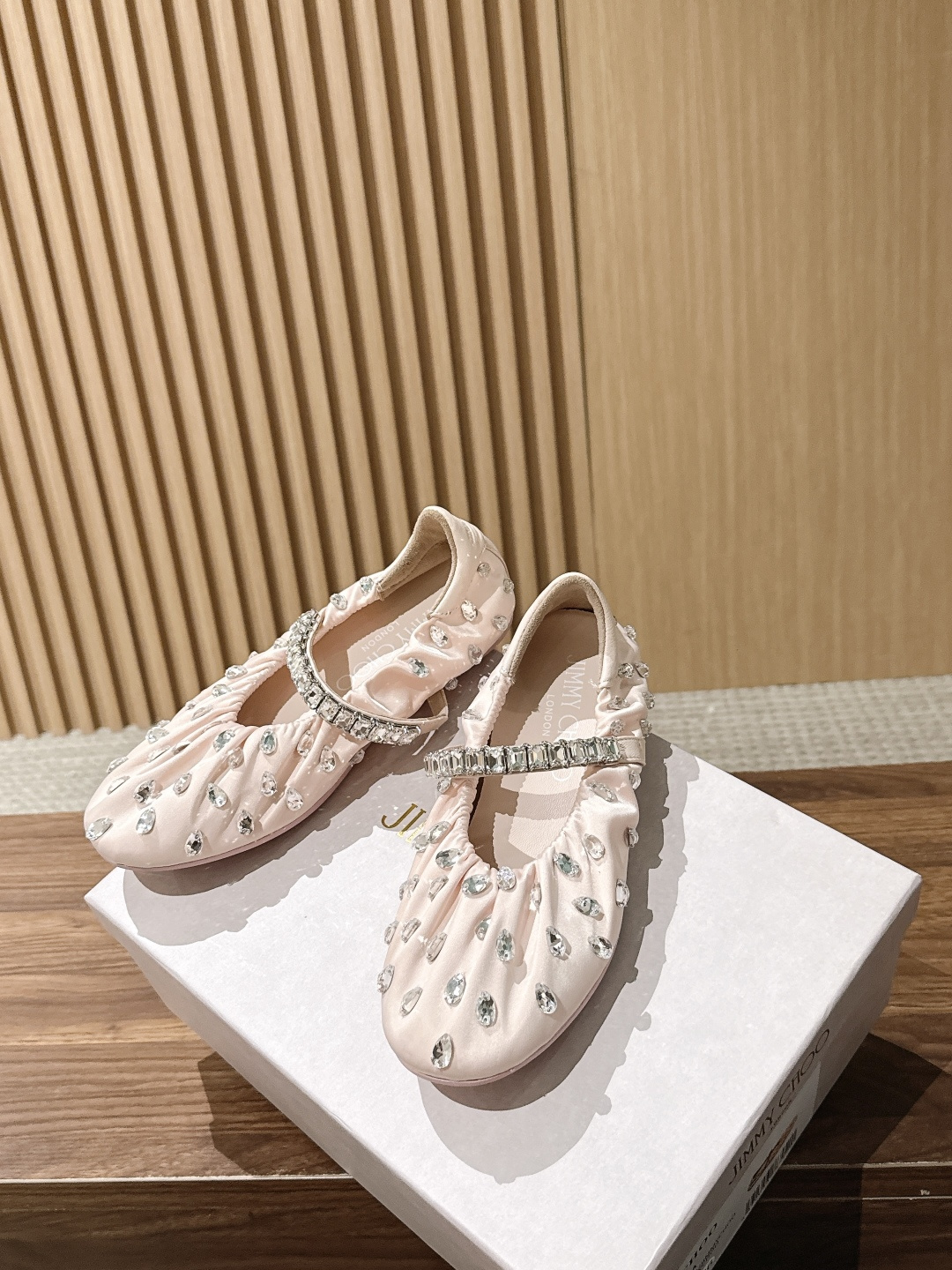 Jimmy Choo | JADE 周仰杰新款缎面芭蕾舞鞋 甄选高级黑缎面，鞋身错落镶嵌水滴水晶 脚背方钻饰带点睛，华丽