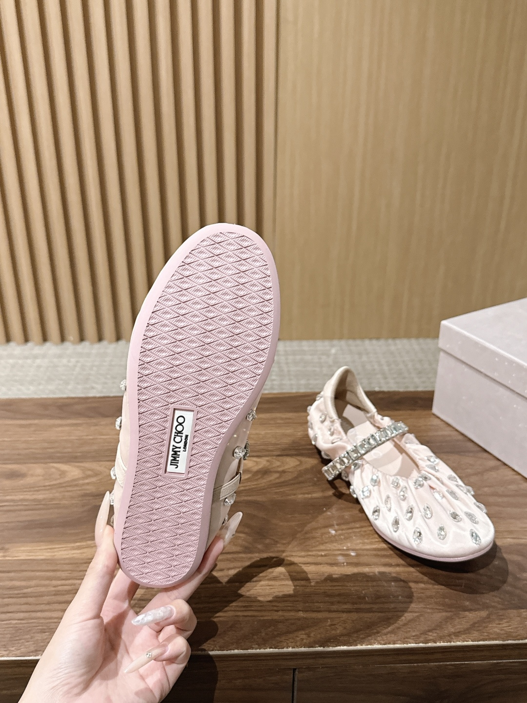 Jimmy Choo | JADE 周仰杰新款缎面芭蕾舞鞋 甄选高级黑缎面，鞋身错落镶嵌水滴水晶 脚背方钻饰带点睛，华丽