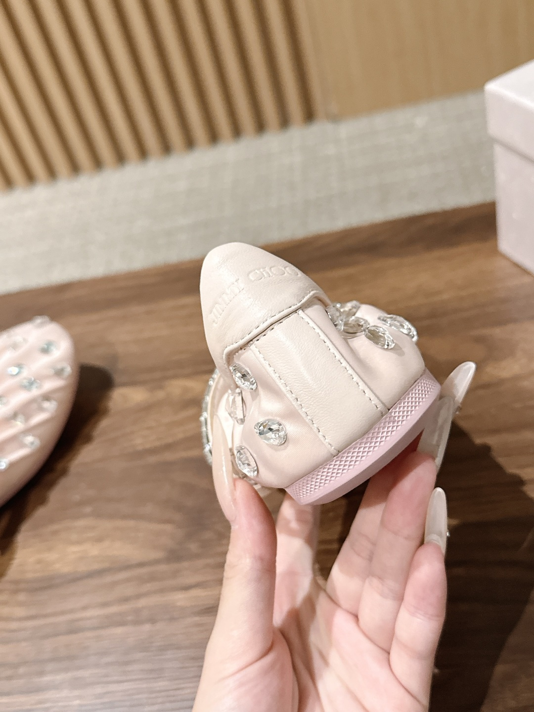 Jimmy Choo | JADE 周仰杰新款缎面芭蕾舞鞋 甄选高级黑缎面，鞋身错落镶嵌水滴水晶 脚背方钻饰带点睛，华丽