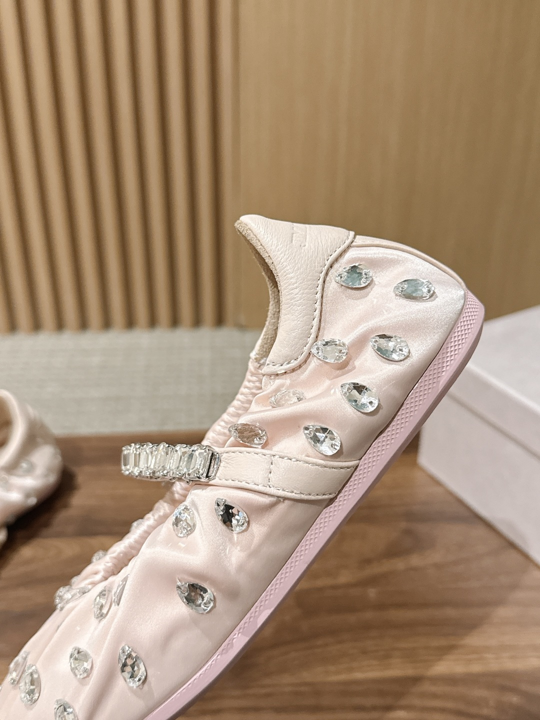 Jimmy Choo | JADE 周仰杰新款缎面芭蕾舞鞋 甄选高级黑缎面，鞋身错落镶嵌水滴水晶 脚背方钻饰带点睛，华丽