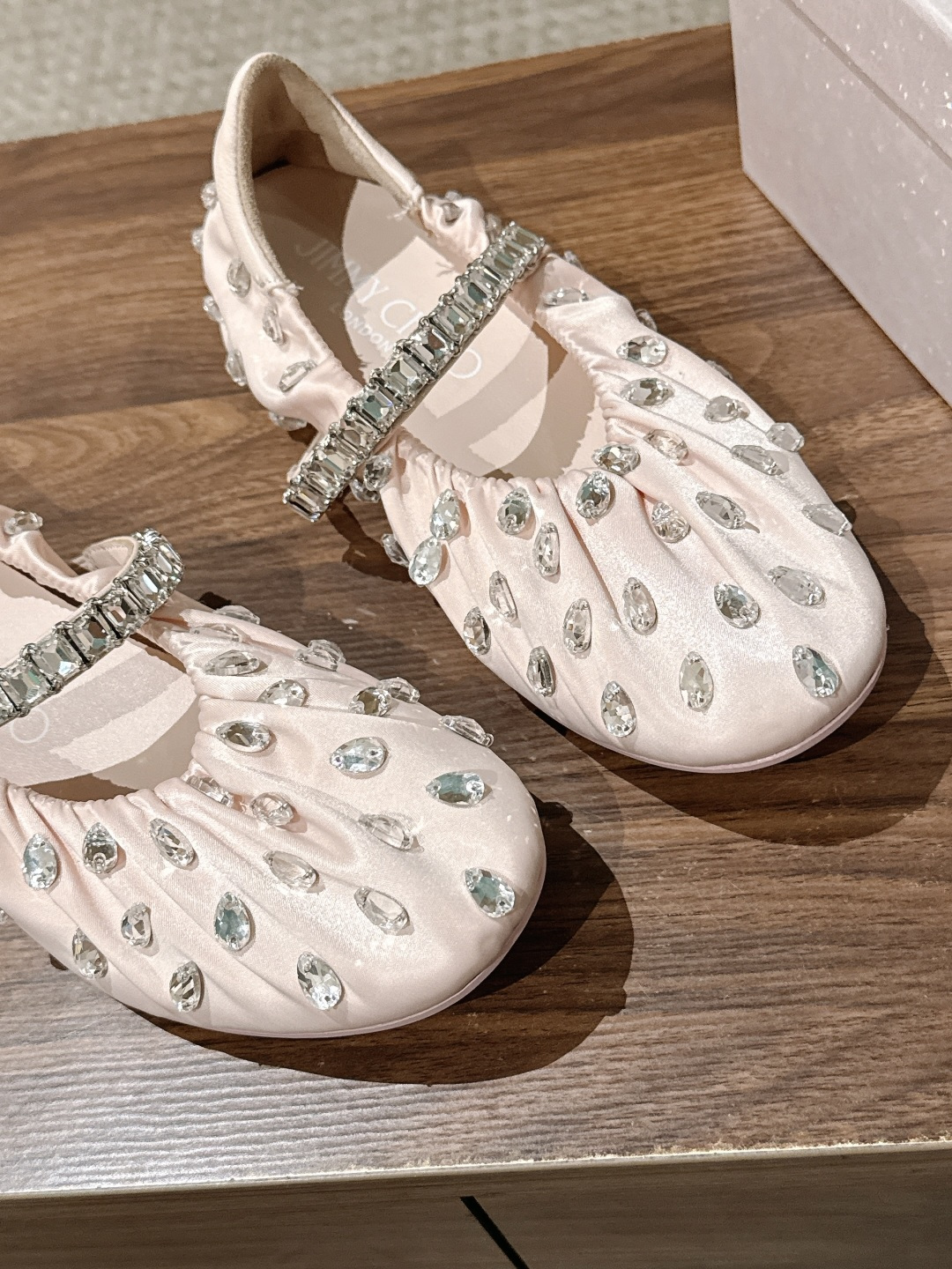 Jimmy Choo | JADE 周仰杰新款缎面芭蕾舞鞋 甄选高级黑缎面，鞋身错落镶嵌水滴水晶 脚背方钻饰带点睛，华丽
