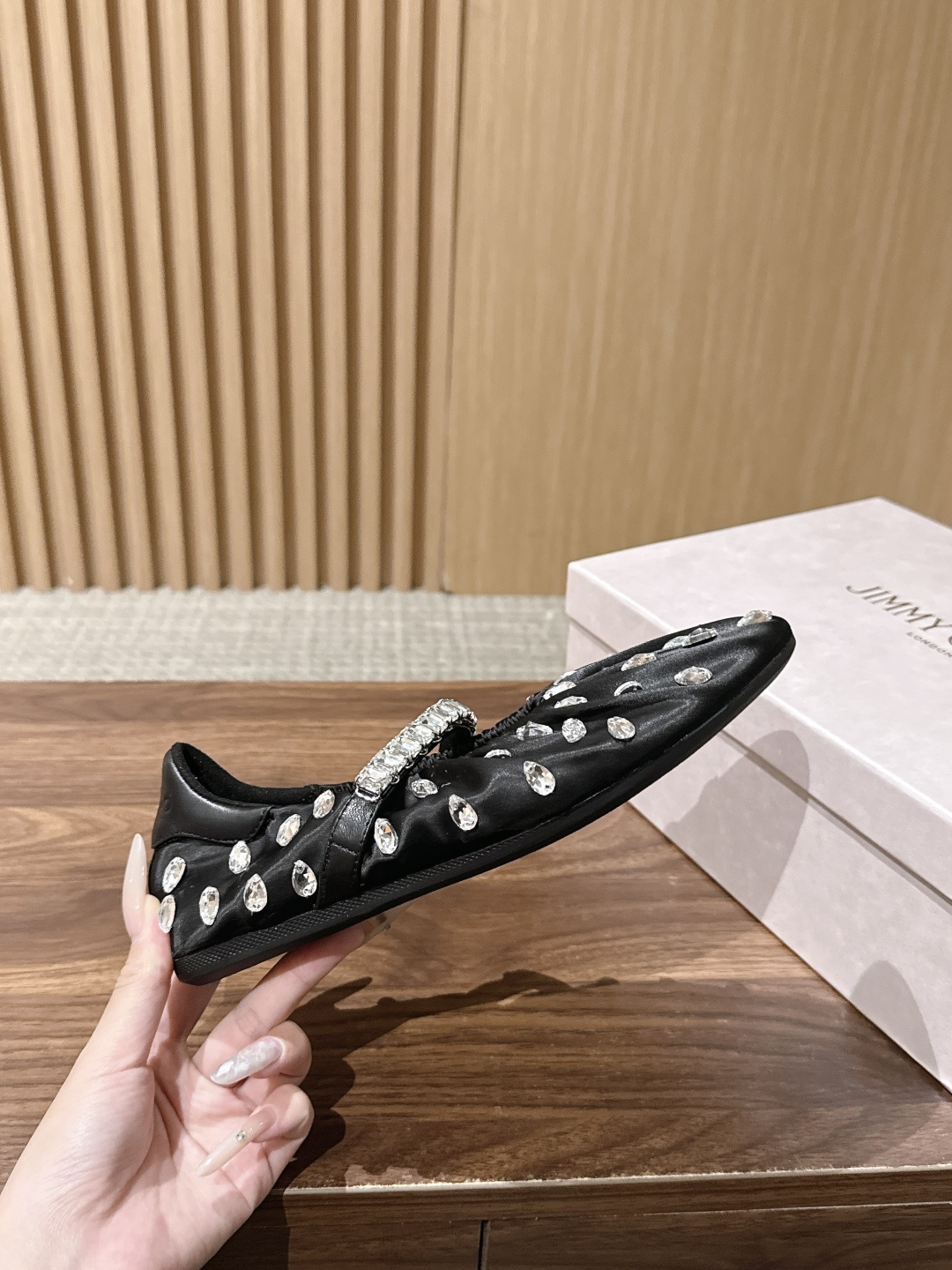 Jimmy Choo | JADE 周仰杰新款缎面芭蕾舞鞋 甄选高级黑缎面，鞋身错落镶嵌水滴水晶 脚背方钻饰带点睛，华丽