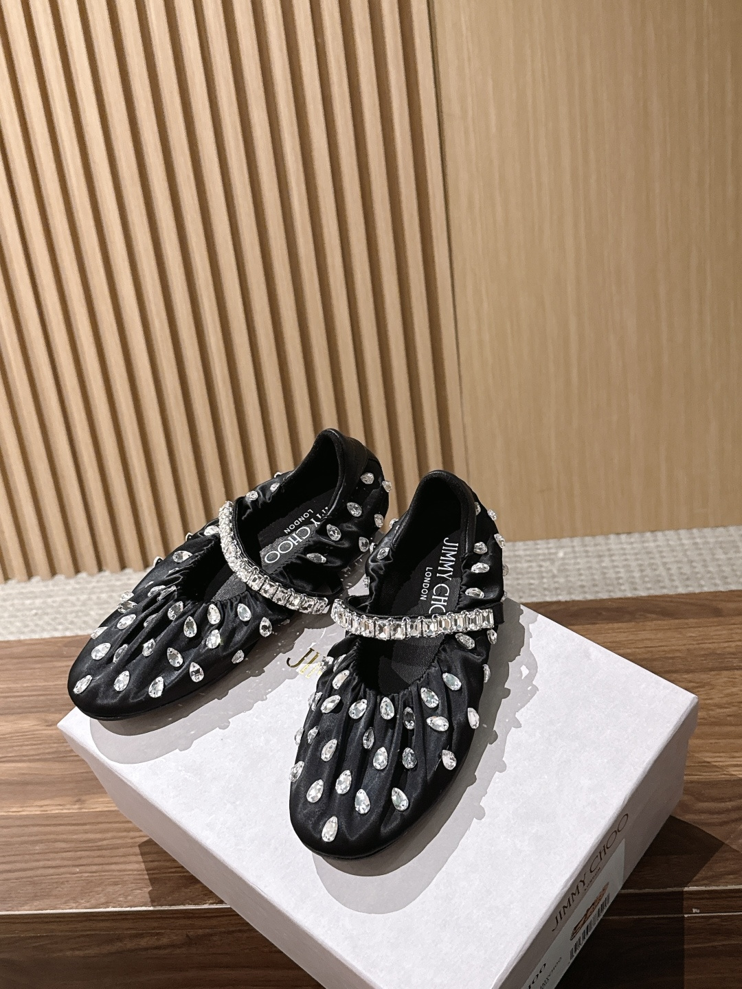 Jimmy Choo | JADE 周仰杰新款缎面芭蕾舞鞋 甄选高级黑缎面，鞋身错落镶嵌水滴水晶 脚背方钻饰带点睛，华丽