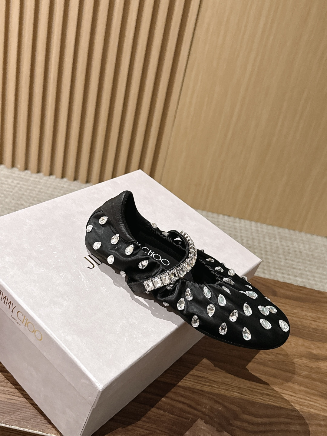 Jimmy Choo | JADE 周仰杰新款缎面芭蕾舞鞋 甄选高级黑缎面，鞋身错落镶嵌水滴水晶 脚背方钻饰带点睛，华丽