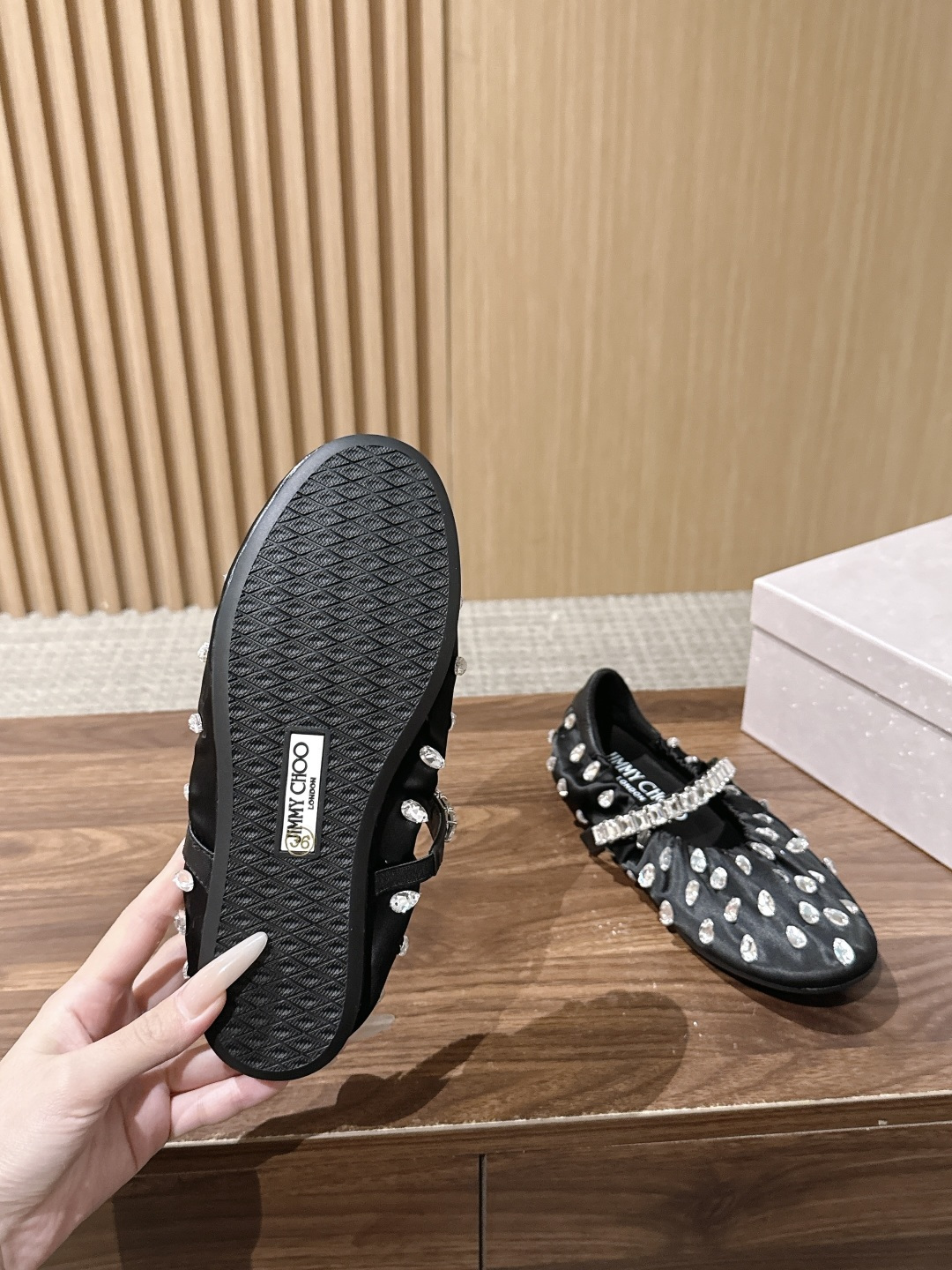 Jimmy Choo | JADE 周仰杰新款缎面芭蕾舞鞋 甄选高级黑缎面，鞋身错落镶嵌水滴水晶 脚背方钻饰带点睛，华丽