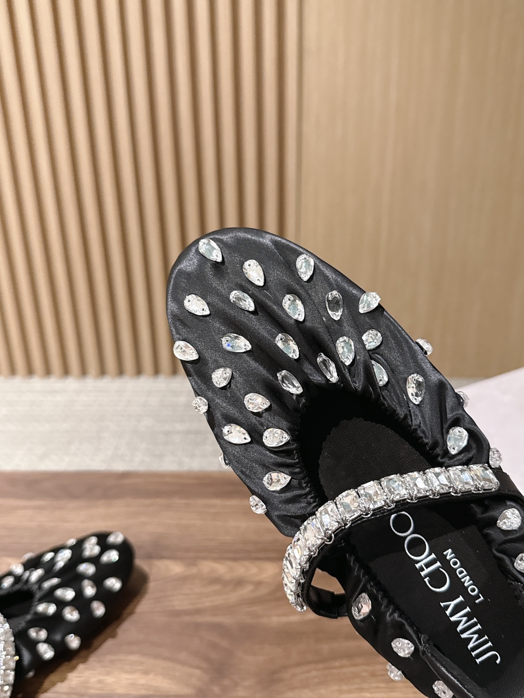 Jimmy Choo | JADE 周仰杰新款缎面芭蕾舞鞋 甄选高级黑缎面，鞋身错落镶嵌水滴水晶 脚背方钻饰带点睛，华丽