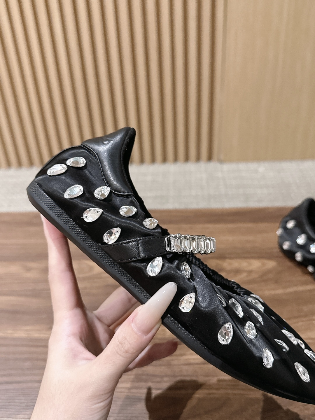 Jimmy Choo | JADE 周仰杰新款缎面芭蕾舞鞋 甄选高级黑缎面，鞋身错落镶嵌水滴水晶 脚背方钻饰带点睛，华丽