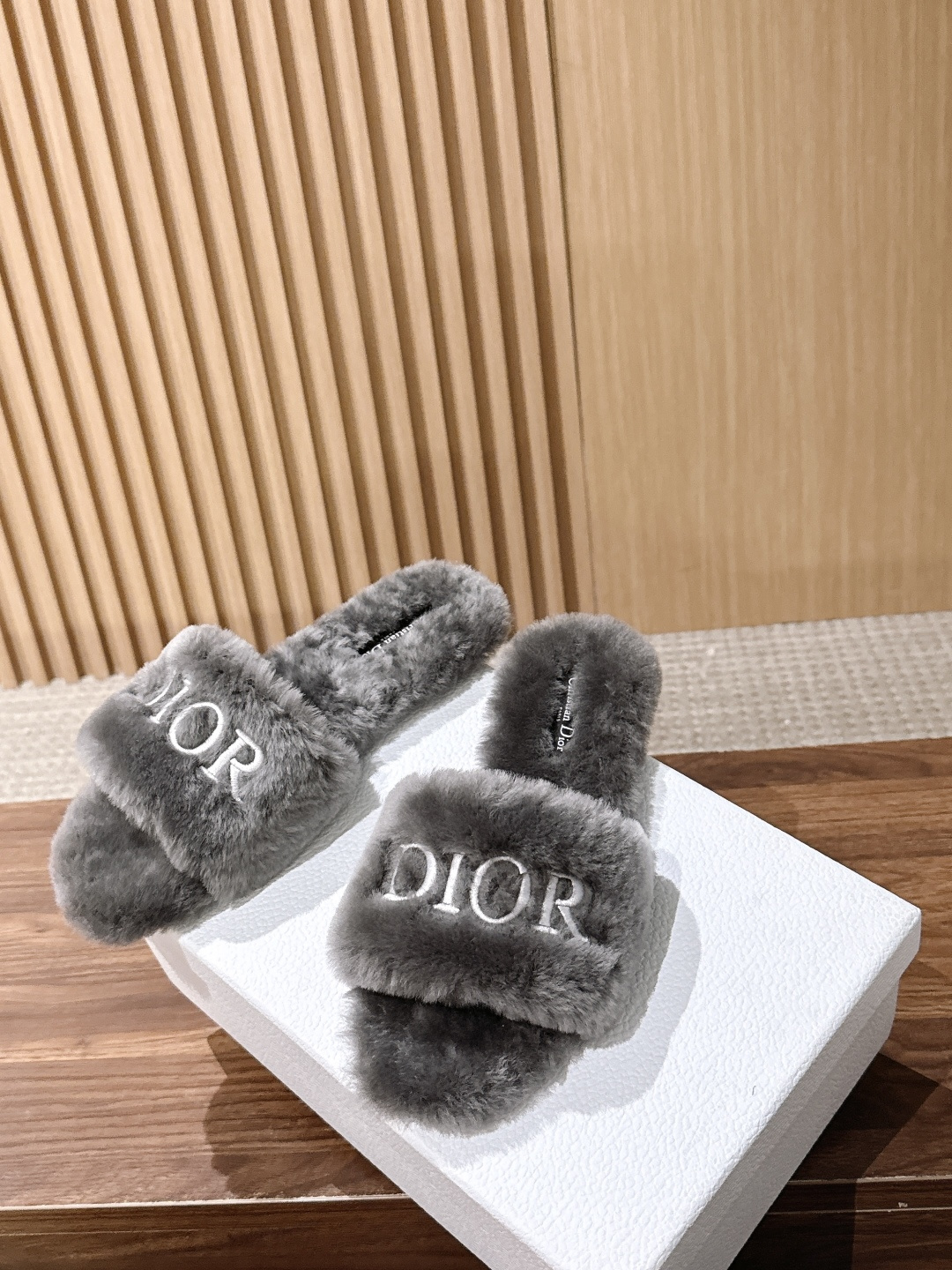 Christian Dior 迪奥秋冬新款字母平底毛毛拖鞋！经典立体刺绣搭配进口羊毛，舒适度百分百！冬季必入单品 真皮大