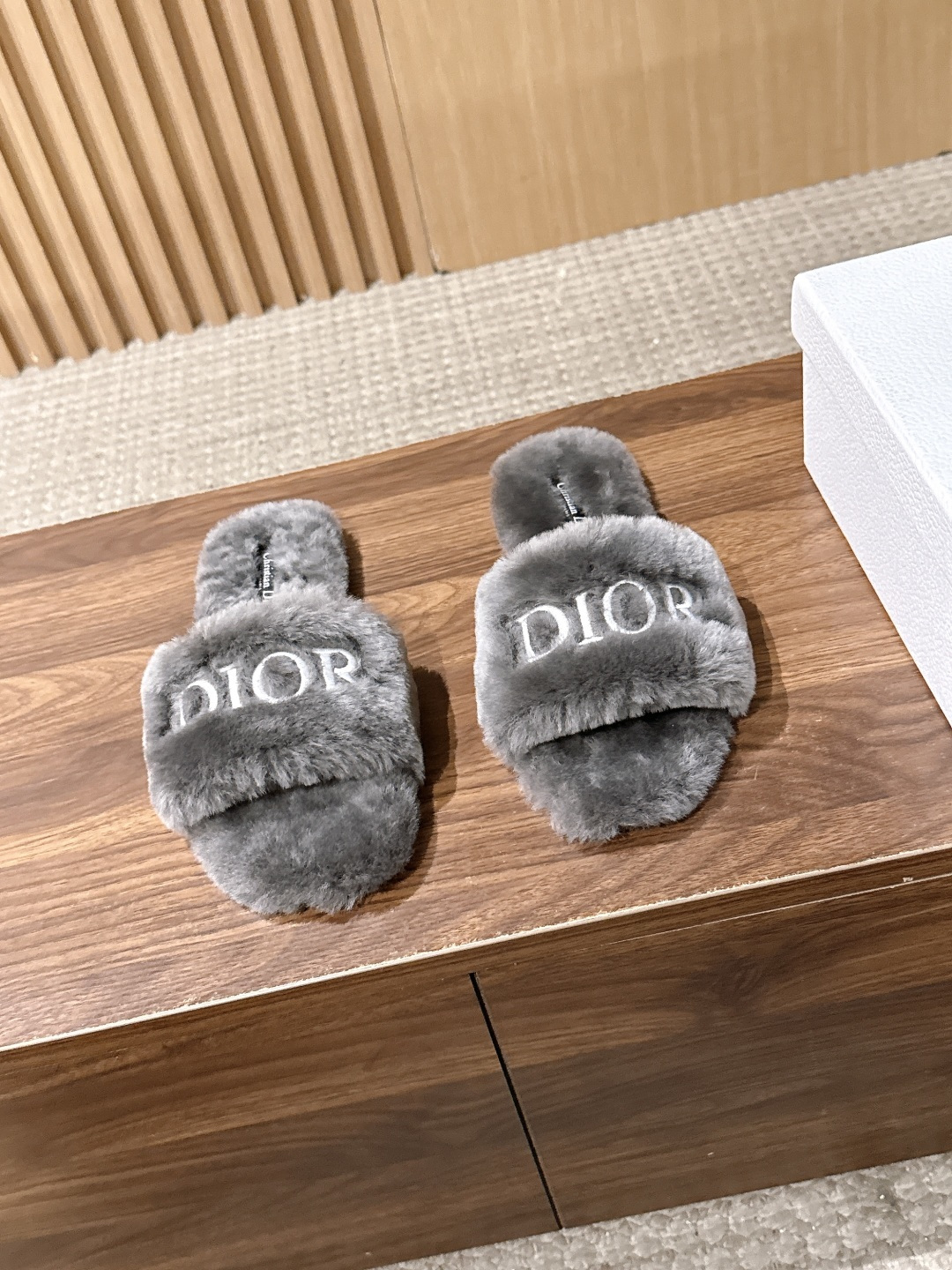 Christian Dior 迪奥秋冬新款字母平底毛毛拖鞋！经典立体刺绣搭配进口羊毛，舒适度百分百！冬季必入单品 真皮大