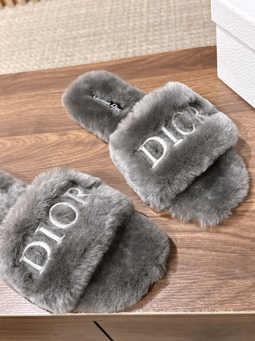 Christian Dior 迪奥秋冬新款字母平底毛毛拖鞋！经典立体刺绣搭配进口羊毛，舒适度百分百！冬季必入单品 真皮大