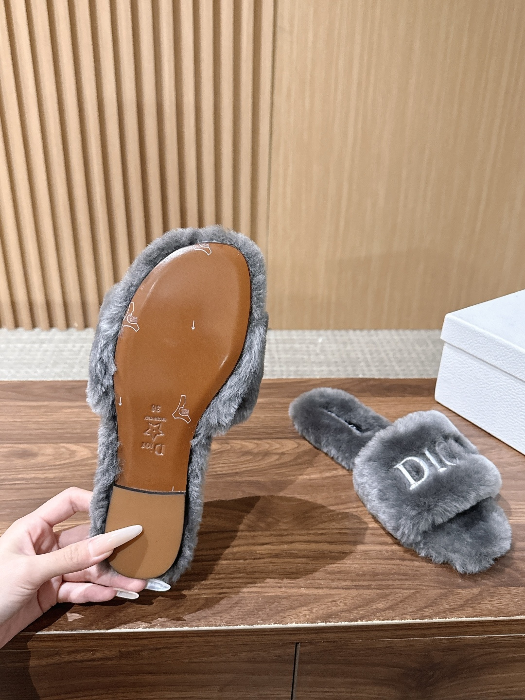 Christian Dior 迪奥秋冬新款字母平底毛毛拖鞋！经典立体刺绣搭配进口羊毛，舒适度百分百！冬季必入单品 真皮大